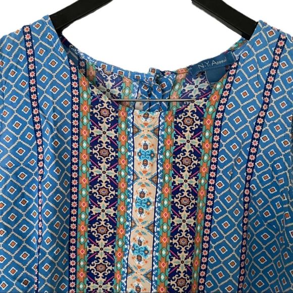 N.Y. Appeal: Buttoned Back Sleeveless Blouse - Picture 2 of 7